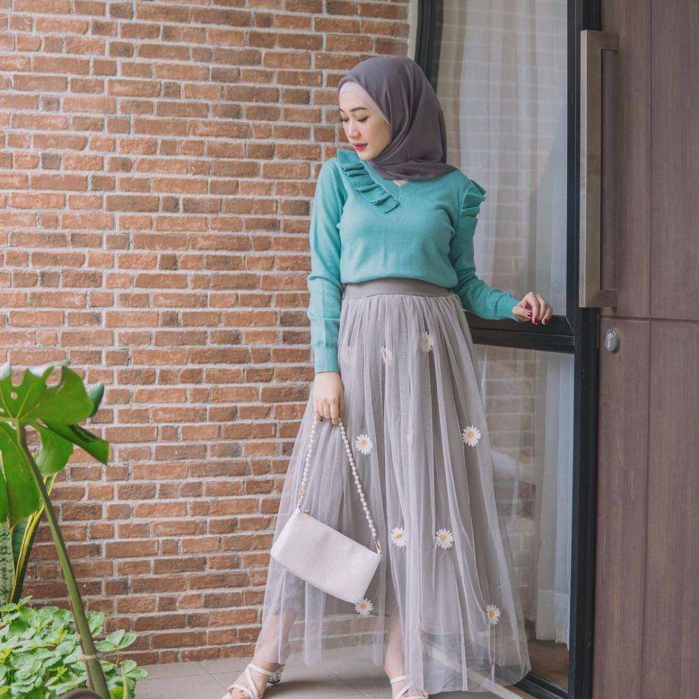 Padu padan outfit kasual dengan rok tutu (instagram.com/sin.sr)