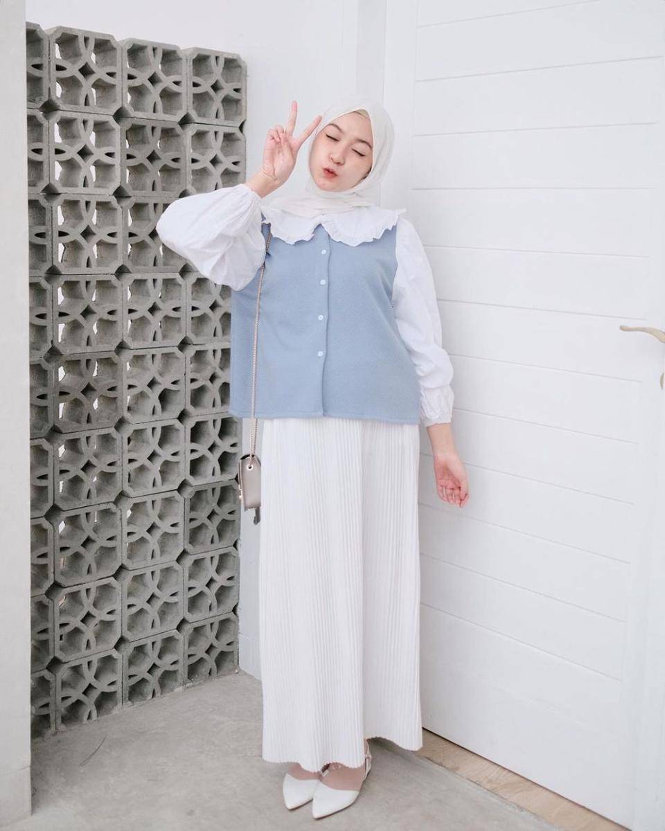 ide OOTD kuliah pakai rok plisket ala Sari Endah Pratiwi (instagram.com/saritiw)