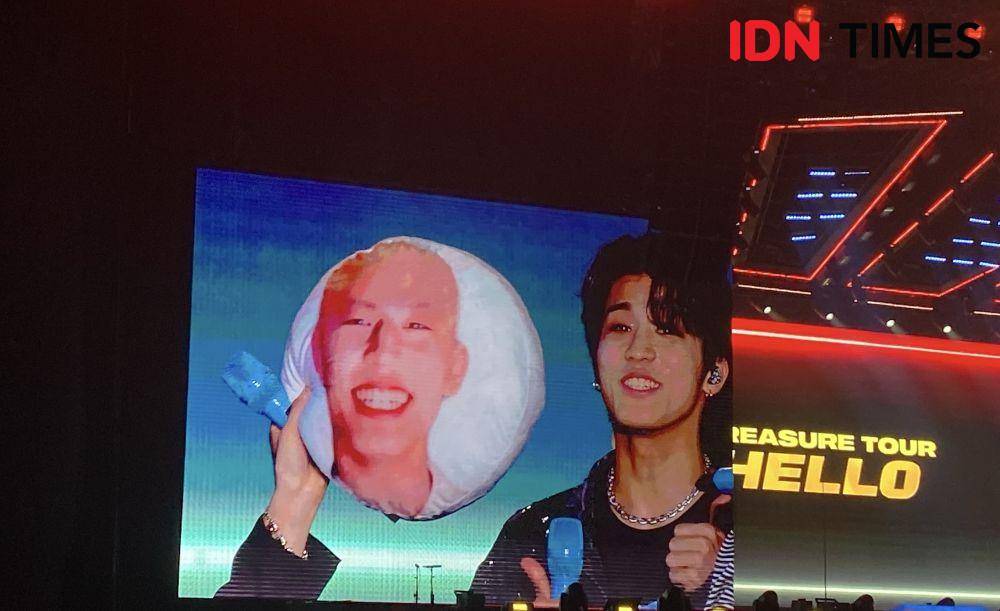 Jeongwoo dan hadiah bantal dari fansnya (dok.IDN Times/Stephanie Risyana)