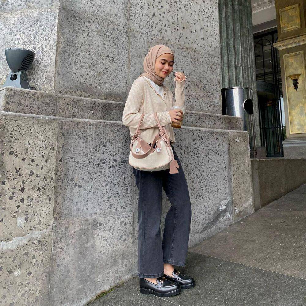 mix and match knit cardigan polos ala Maryam Nurul (instagram.com/maryamnurul)