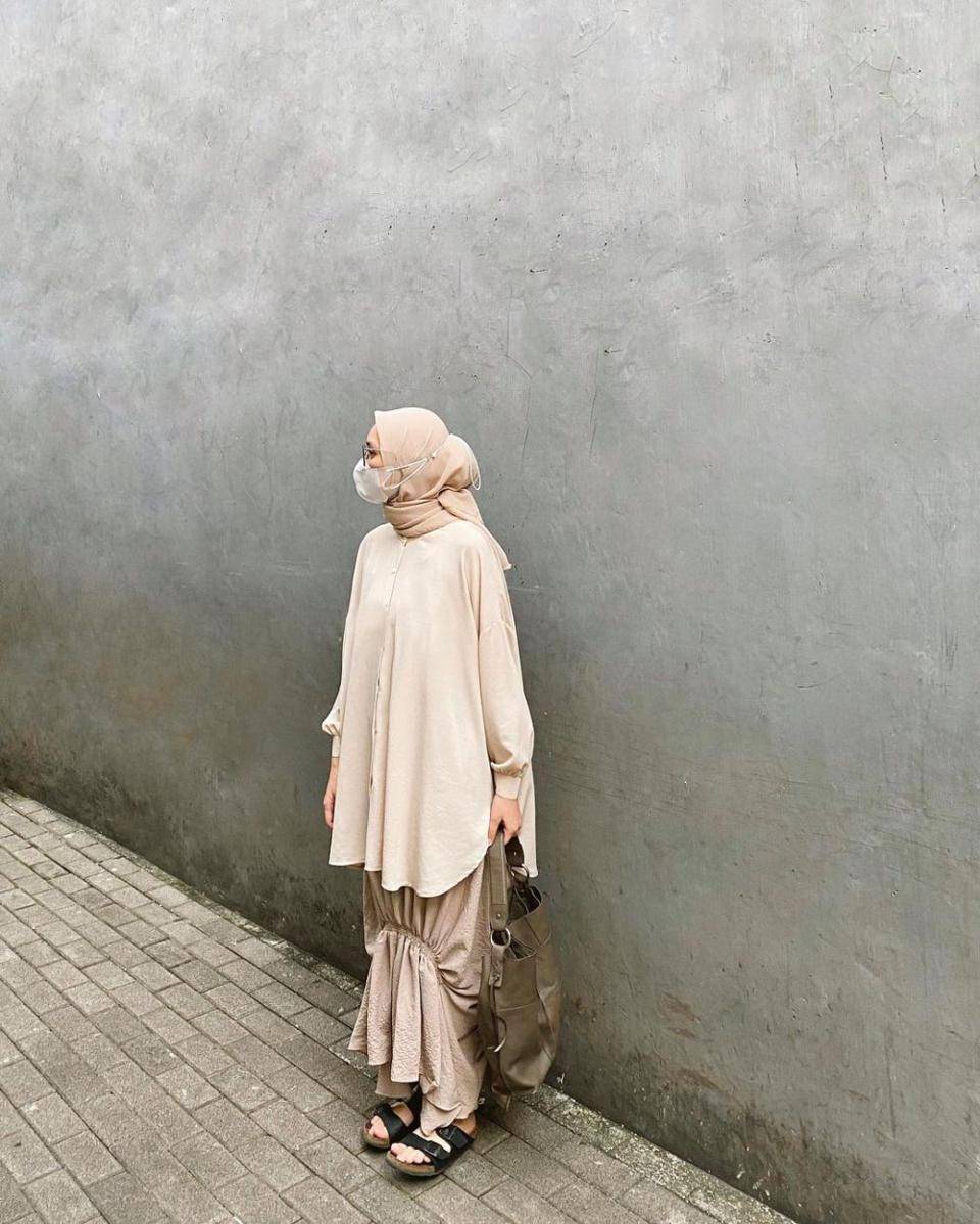 referensi outfit hijab earth tone Alaeka Bachir (instagram.com/alaekabachir)