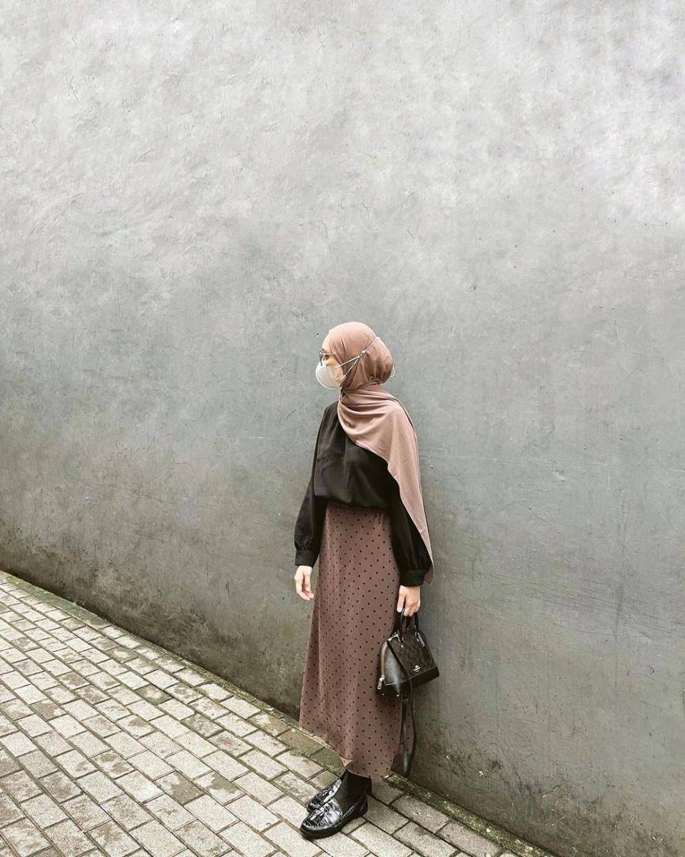 referensi outfit hijab earth tone Alaeka Bachir (instagram.com/alaekabachir)