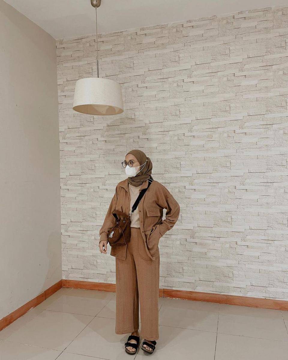 referensi outfit hijab earth tone Alaeka Bachir (instagram.com/alaekabachir)