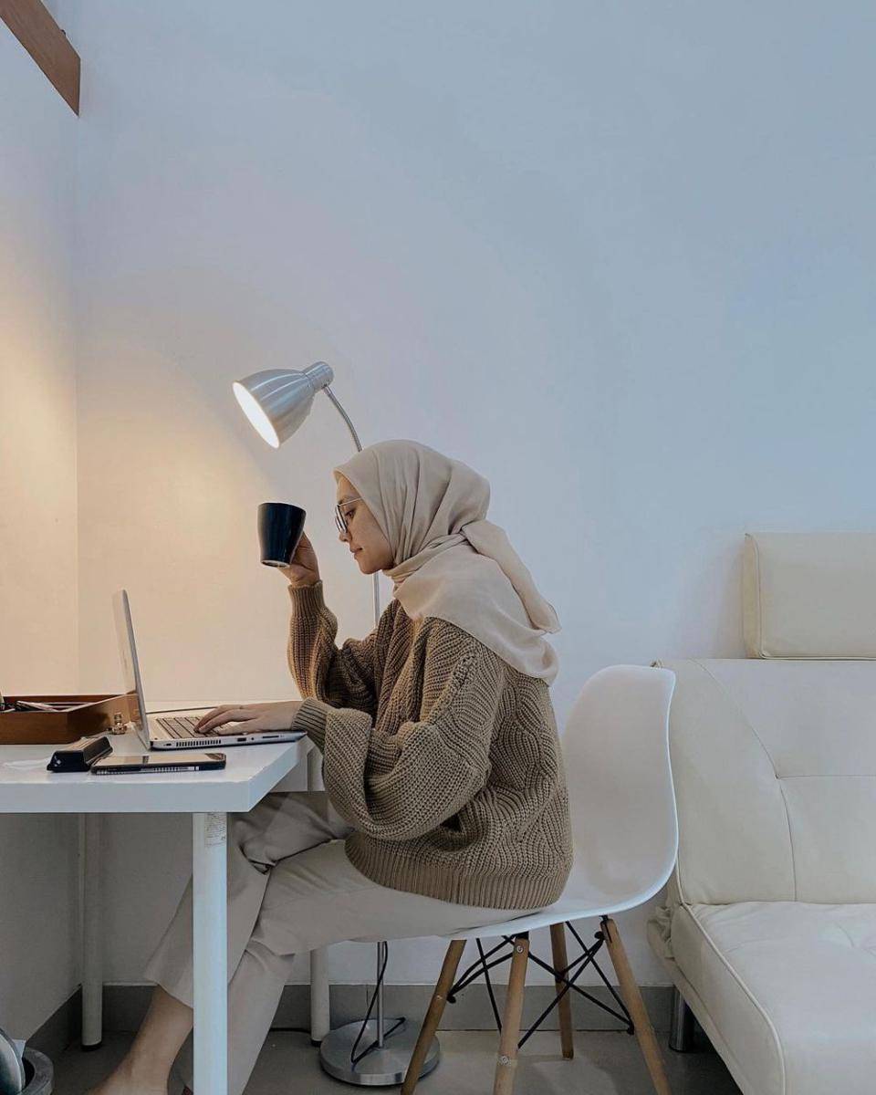 referensi outfit hijab earth tone Alaeka Bachir (instagram.com/alaekabachir)