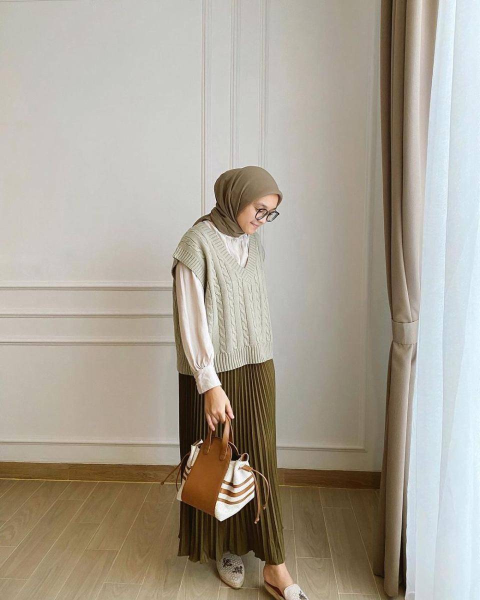 referensi outfit hijab earth tone Alaeka Bachir (instagram.com/alaekabachir)