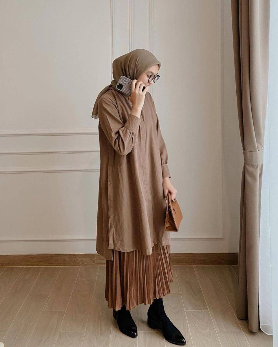 referensi outfit hijab earth tone Alaeka Bachir (instagram.com/alaekabachir)