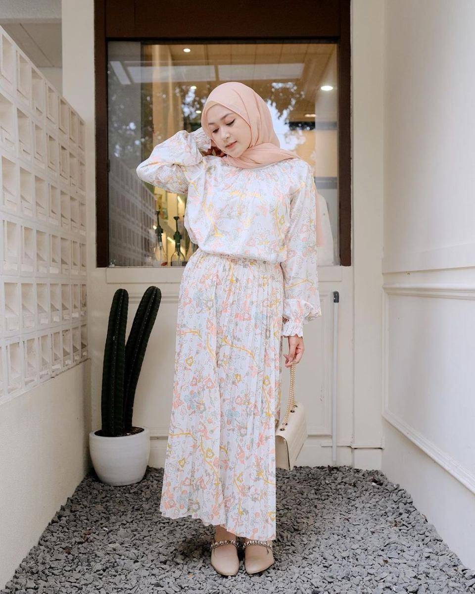 ide OOTD kuliah pakai rok plisket ala Sari Endah Pratiwi (instagram.com/saritiw)