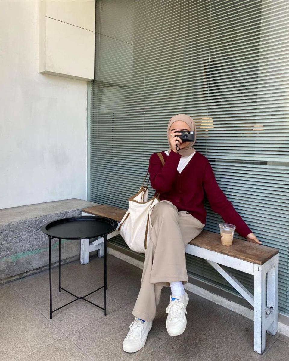 mix and match knit cardigan polos ala Maryam Nurul (instagram.com/maryamnurul)