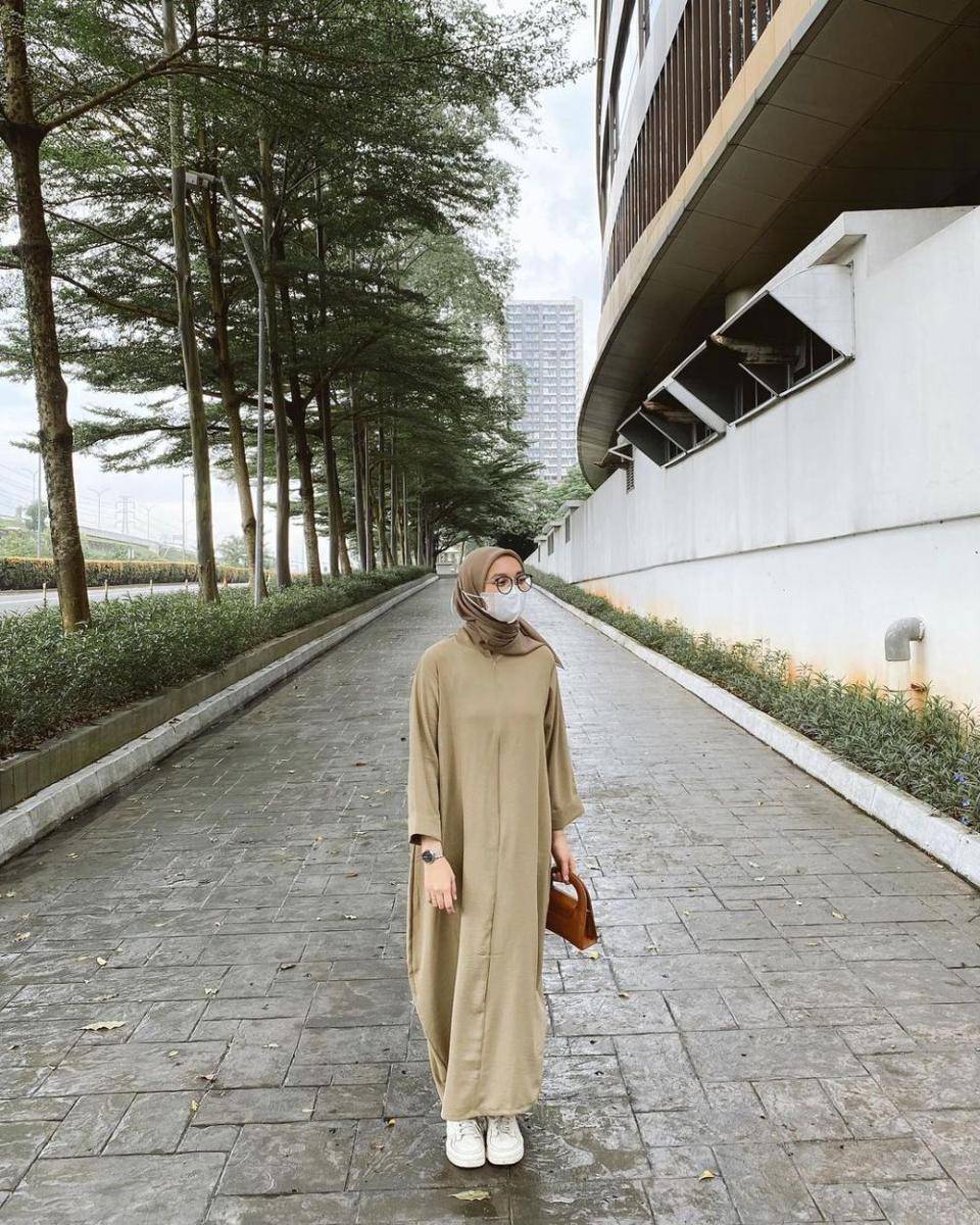 referensi outfit hijab earth tone Alaeka Bachir (instagram.com/alaekabachir)