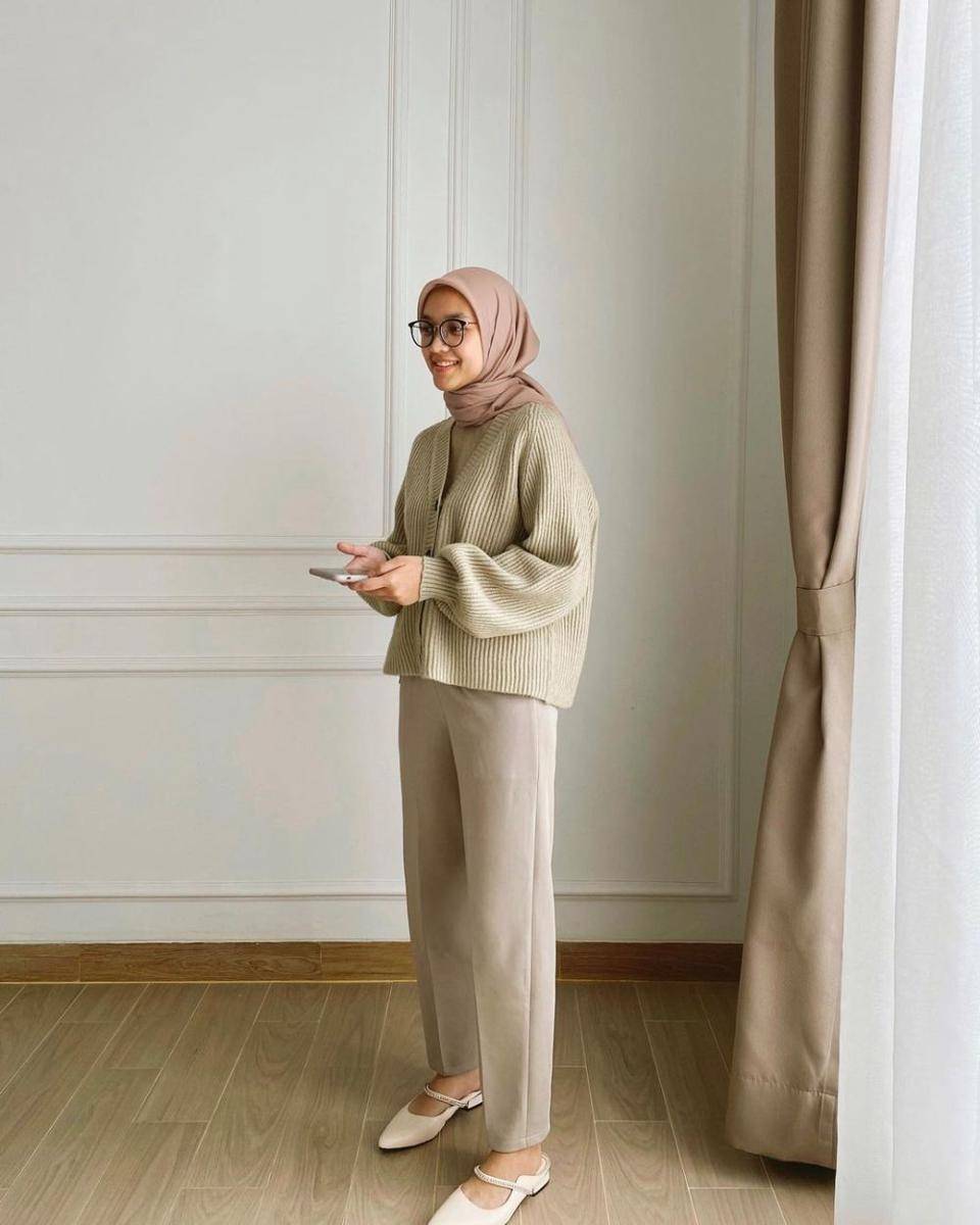 referensi outfit hijab earth tone Alaeka Bachir (instagram.com/alaekabachir)