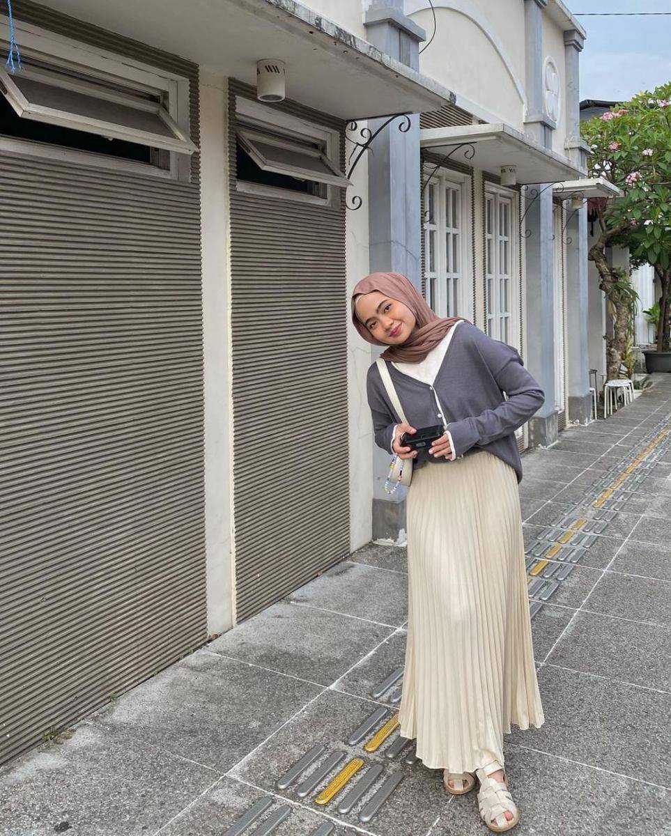 mix and match knit cardigan polos ala Maryam Nurul (instagram.com/maryamnurul)