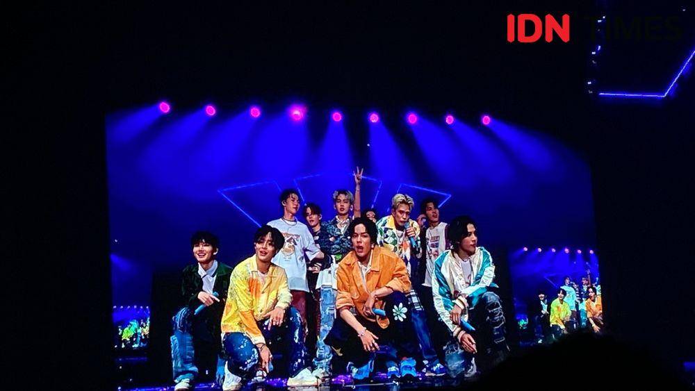 TREASURE tampil dengan sederet lagu hitsnya (dok.IDN Times/Stephanie Risyana)
