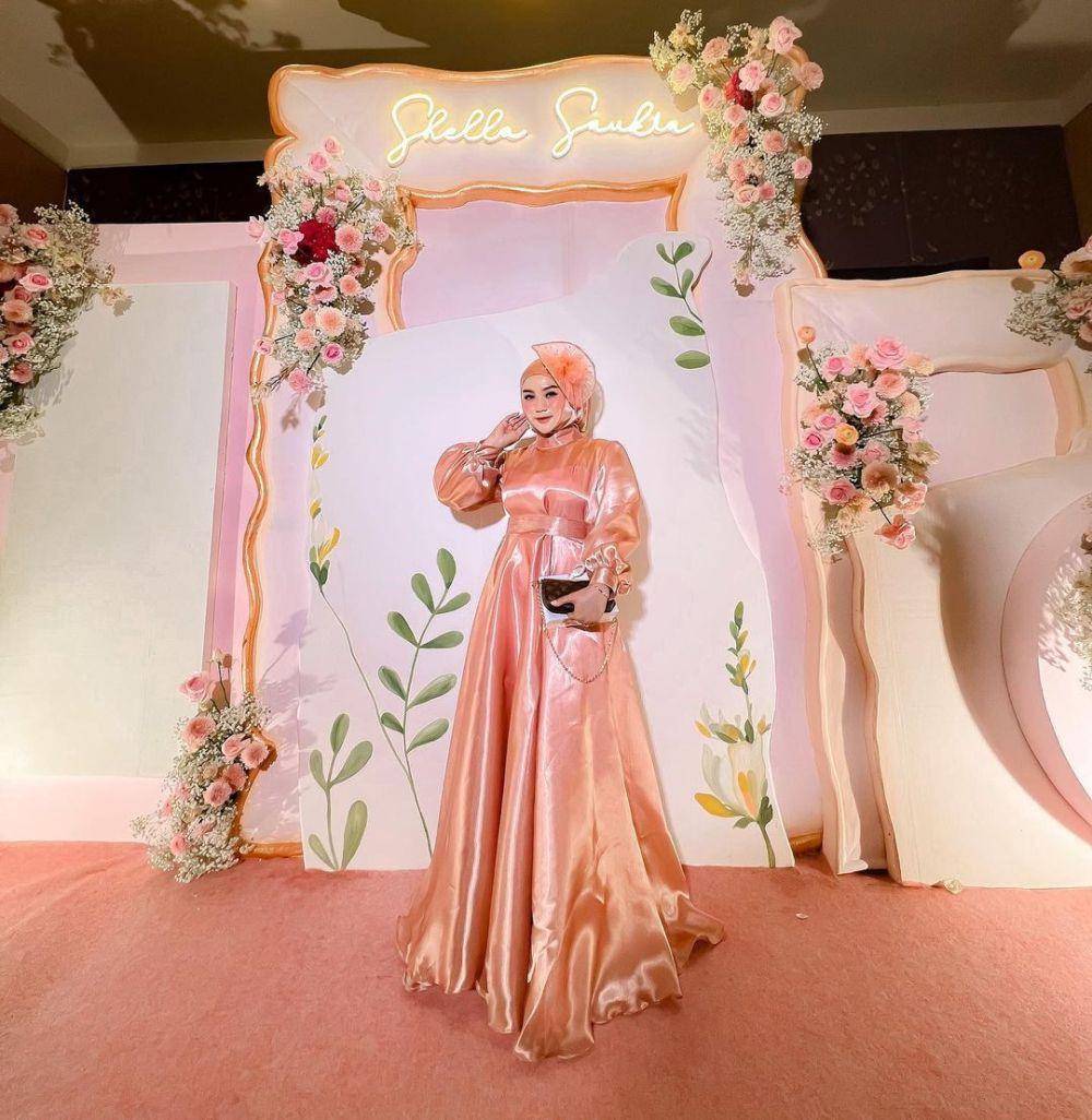 gaya kondangan warna oranye (instagram.com/akupoppy)