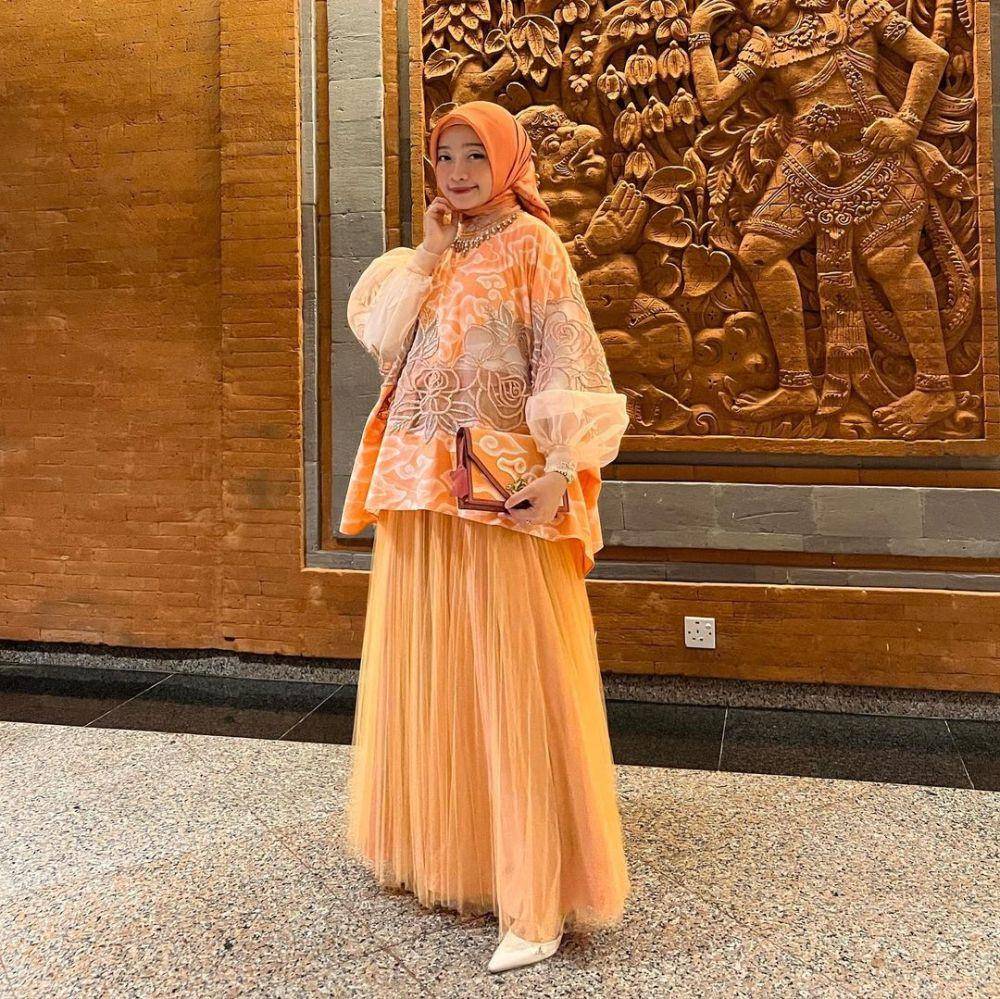 gaya kondangan warna oranye (instagram.com/ayudyahandari)