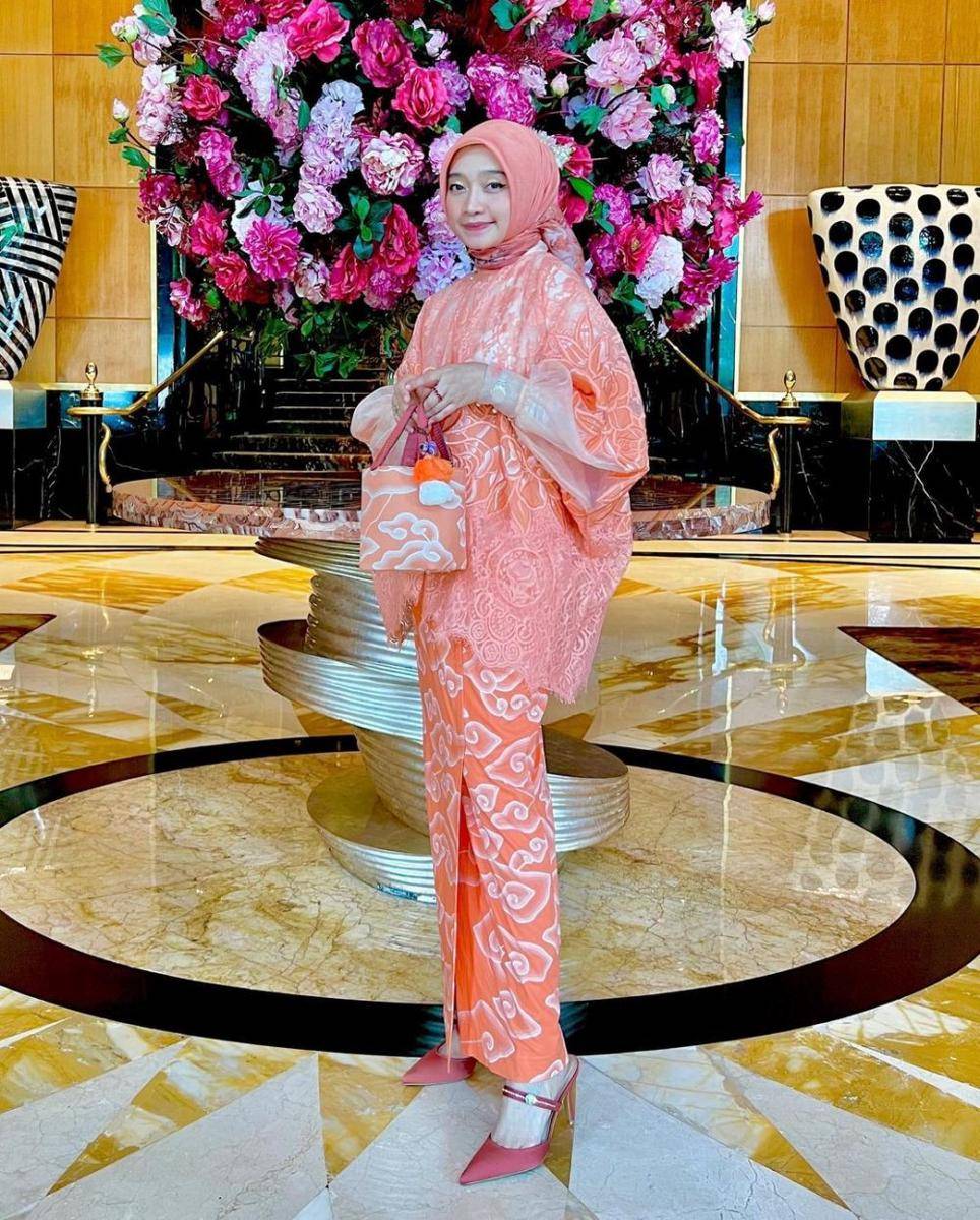 gaya kondangan warna oranye (instagram.com/ayudyahandari)
