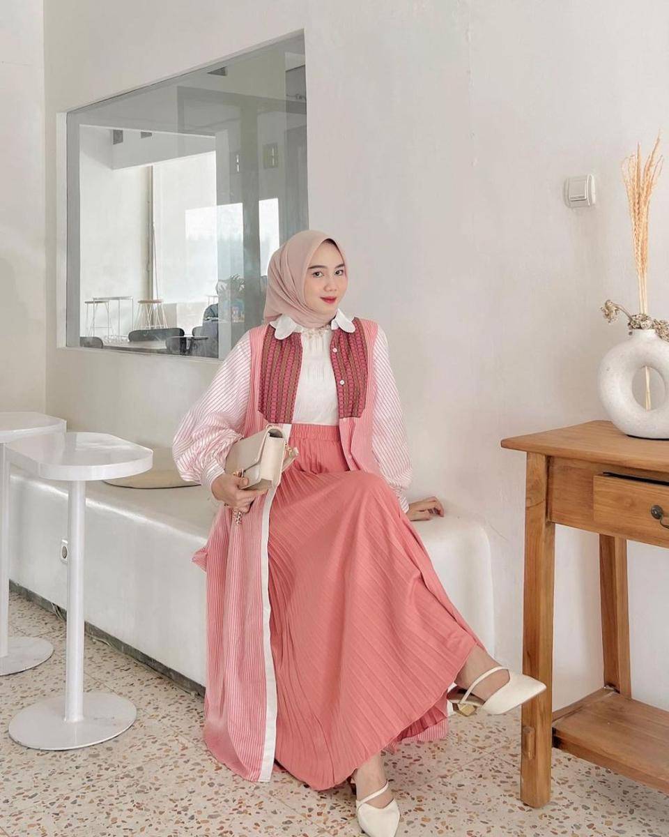 OOTD kondangan rok plisket (instagram.com/azizahilmi)