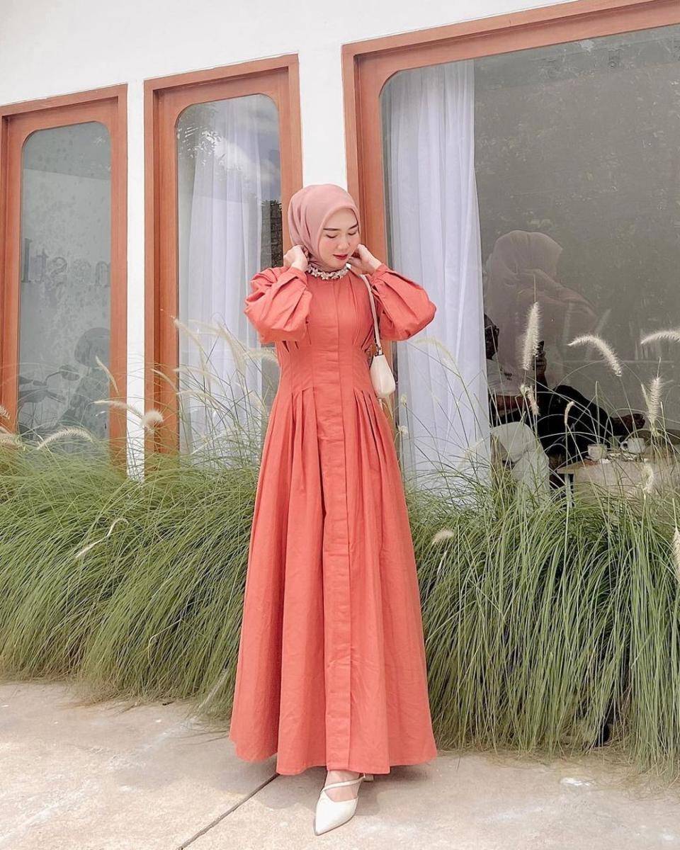 gaya kondangan warna oranye (instagram.com/azizahilmi)