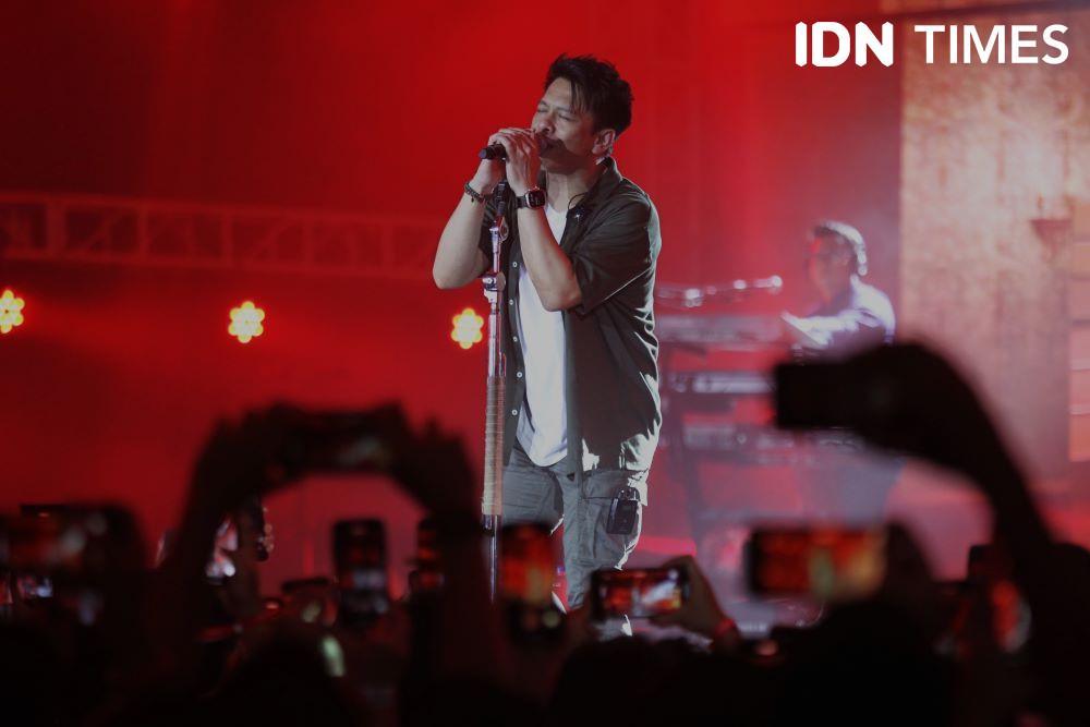 Vokalis NOAH, Ariel beraksi di Konser Great Journey of Noah di MICC, Sabtu (18/3/2023) (IDN Times/Doni Hermawan)