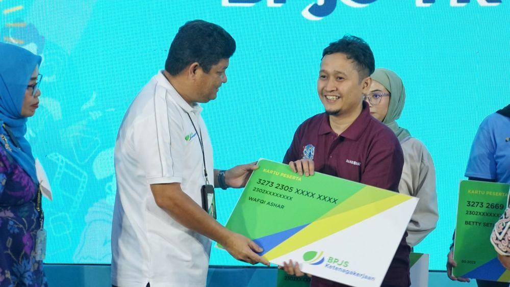 Pemberian kartu peserta jaminan sosial BPJSAMSOSTEK secara simbolik. (Dok. BPJAMSOSTEK)