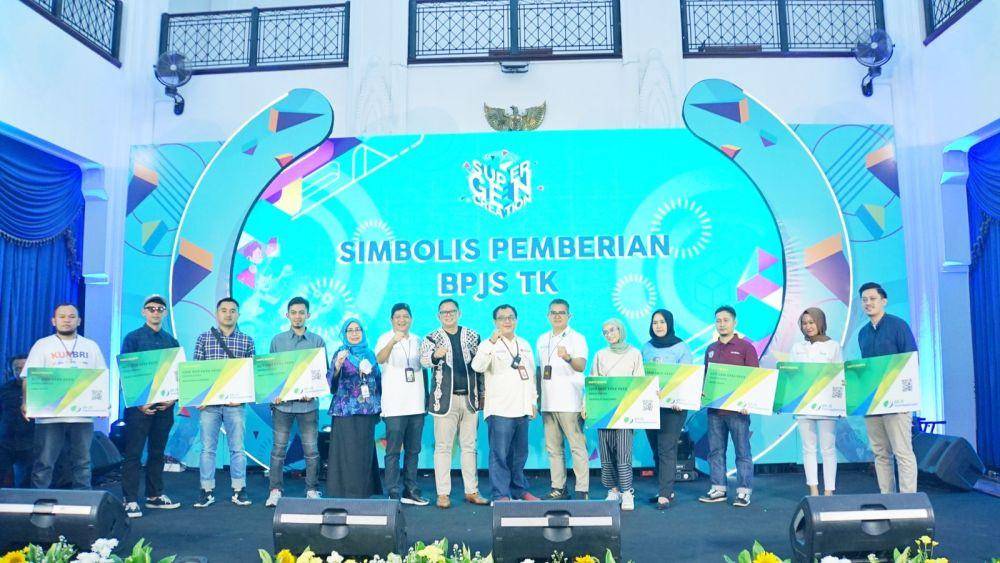Pemberian kartu peserta jaminan sosial dari BPJSAMSOSTEK secara simbolik. (Dok. BPJAMSOSTEK)