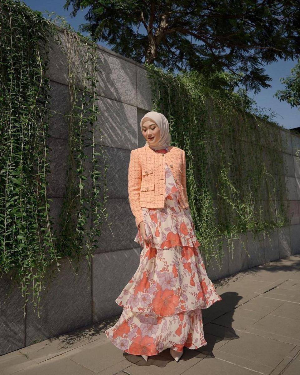 gaya kondangan warna oranye (instagram.com/indahnadapuspita)