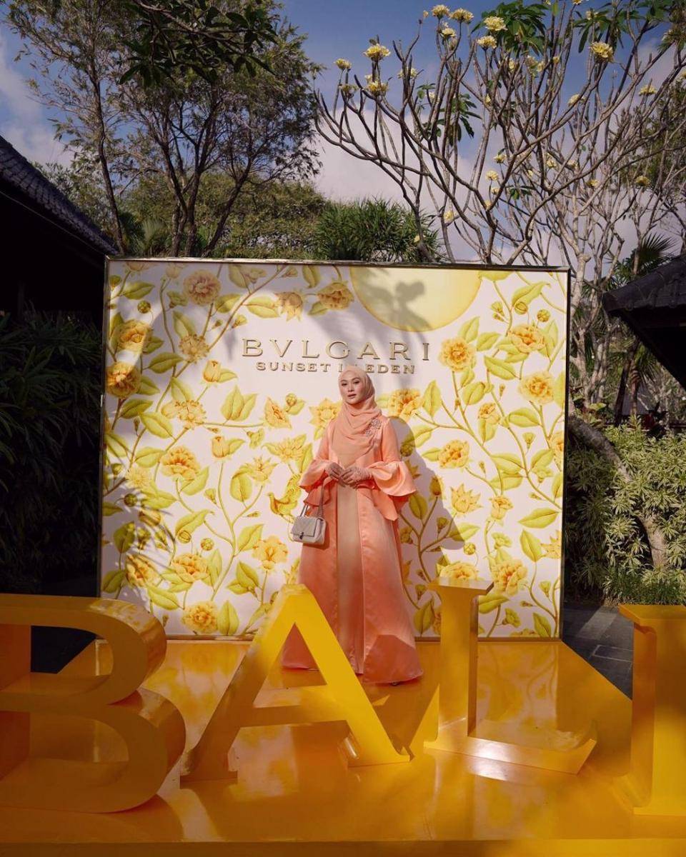 gaya kondangan warna oranye (instagram.com/indahnadapuspita)