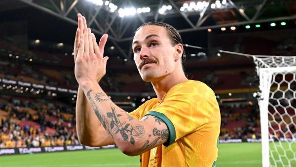 10 Potret Jackson Irvine, Pesepak Bola Penuh Gaya asal Australia