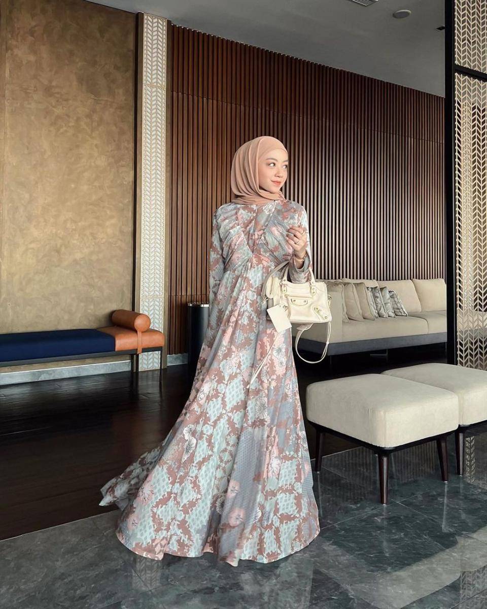 dress kondangan full motif (instagram.com/meiraniap)