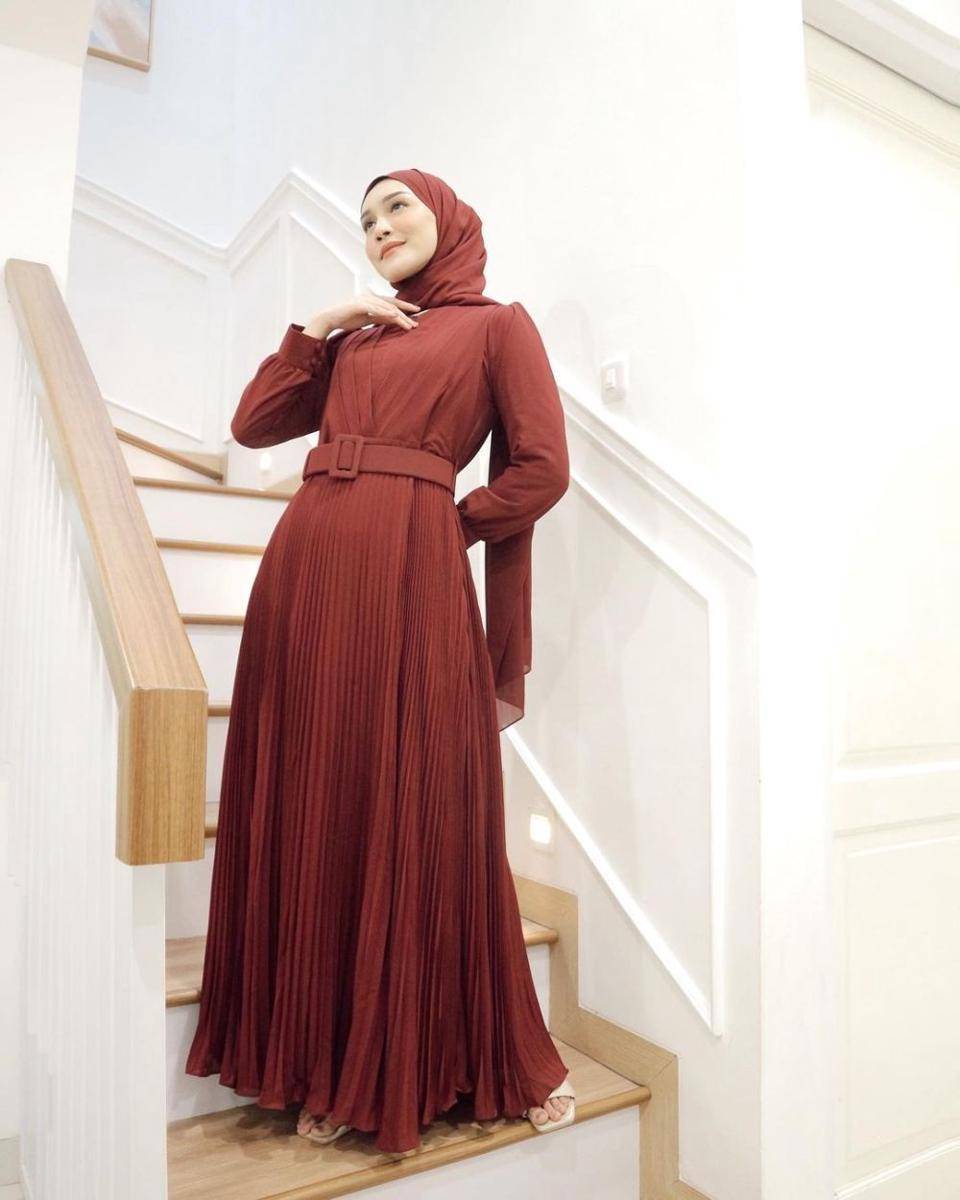 OOTD kondangan rok plisket (instagram.com/melodyprima)