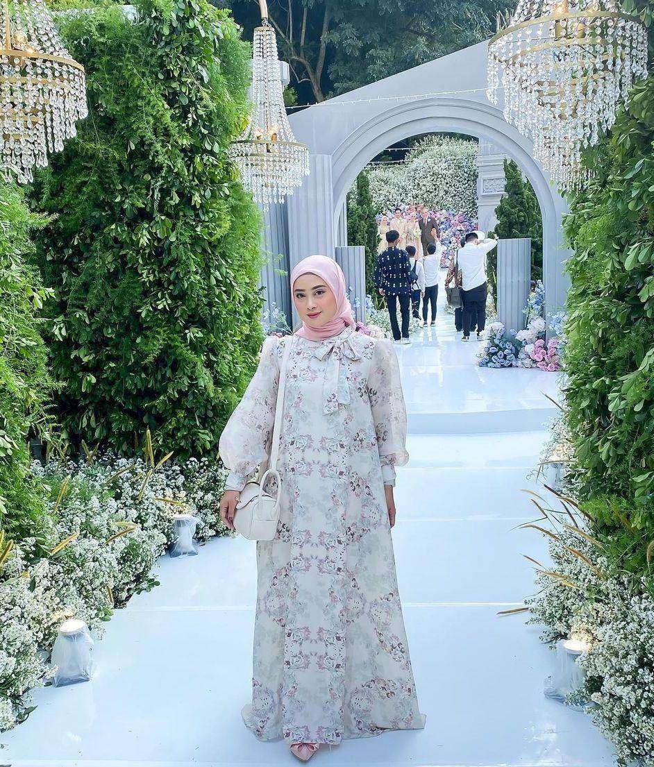 style kondangan full motif (instagram.com/ninaseptiani)
