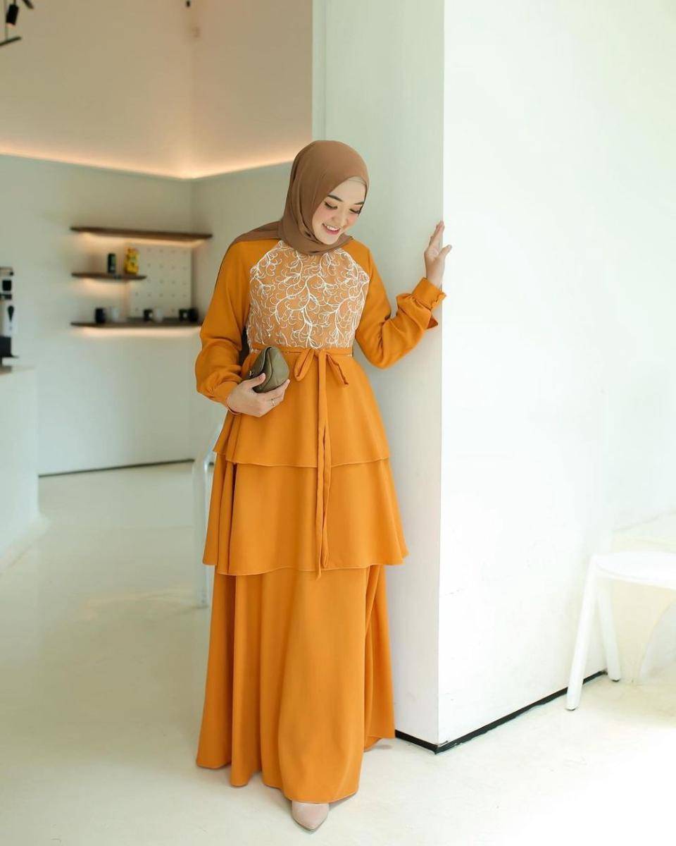gaya kondangan warna oranye (instagram.com/nursyaidahqodriyya)