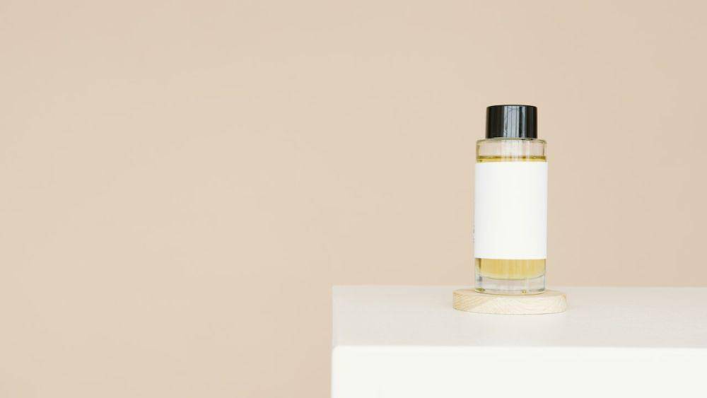 ilustrasi produk cleansing oil (pexels.com/Artem Podrez)