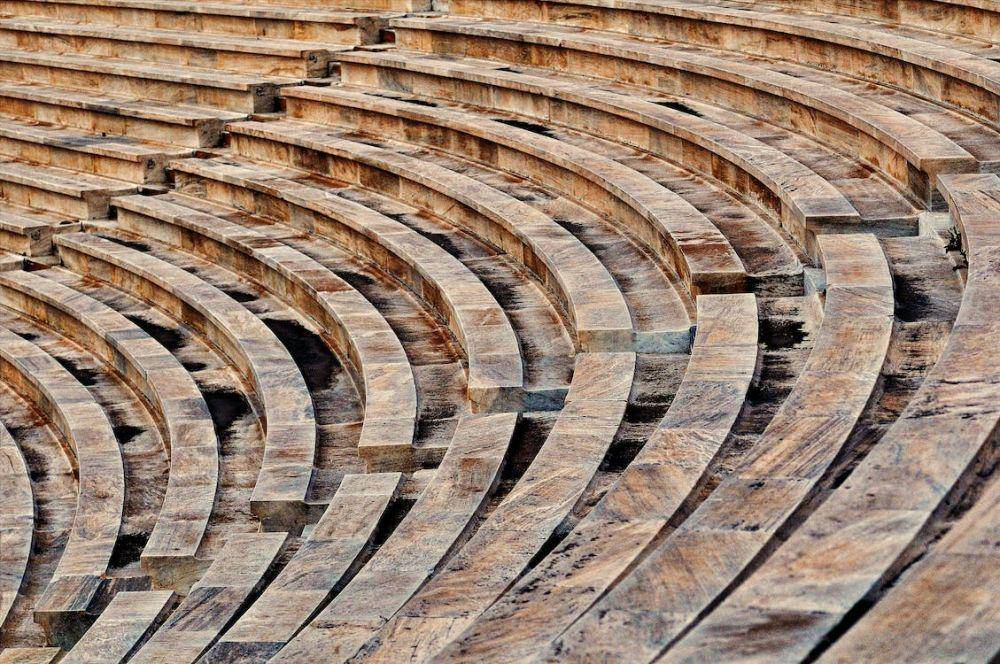 tempat duduk penonton pada arena kuno (pexels.com/Frans Van Heerden)