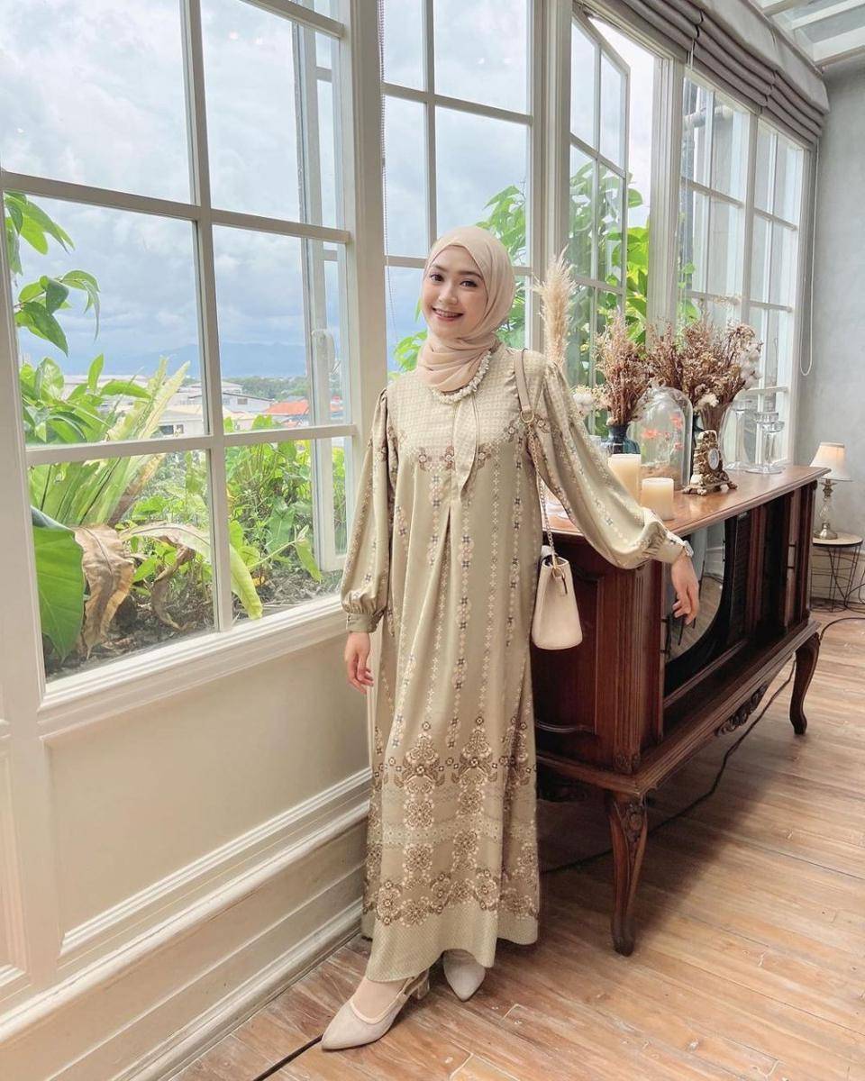 style kondangan full motif (instagram.com/saritiw)
