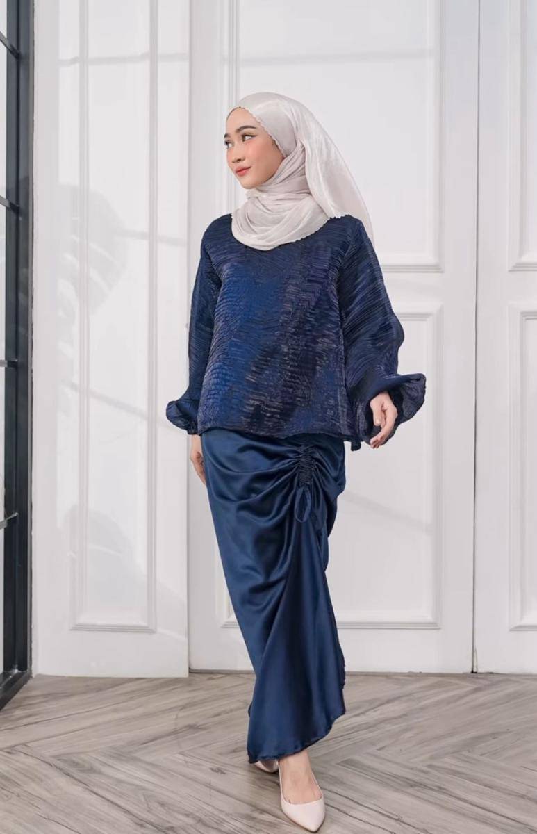Style kondangan biru navy (instagram.com/sin.sr)