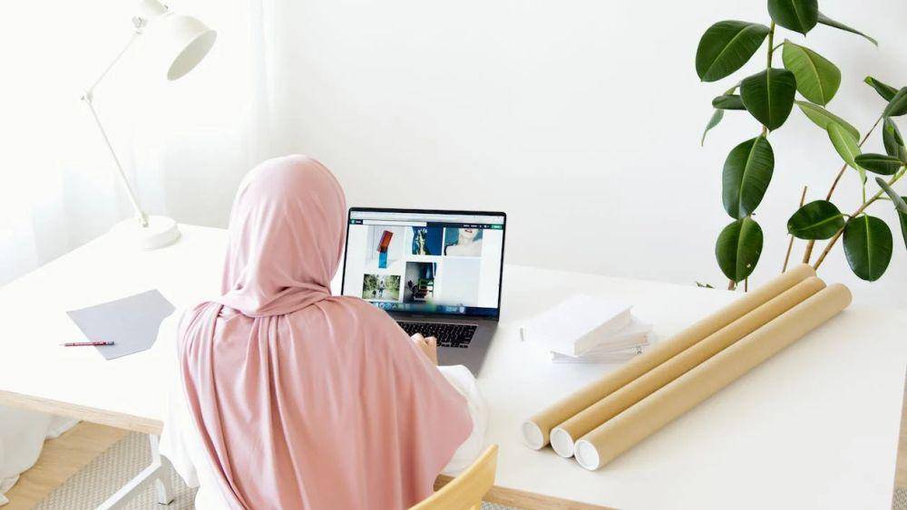 ilustrasi muslim sedang bekerja (pexels.com/Artem Podrez)