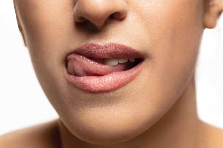 ilustrasi menjilat bibir (freepik.com/master1305)