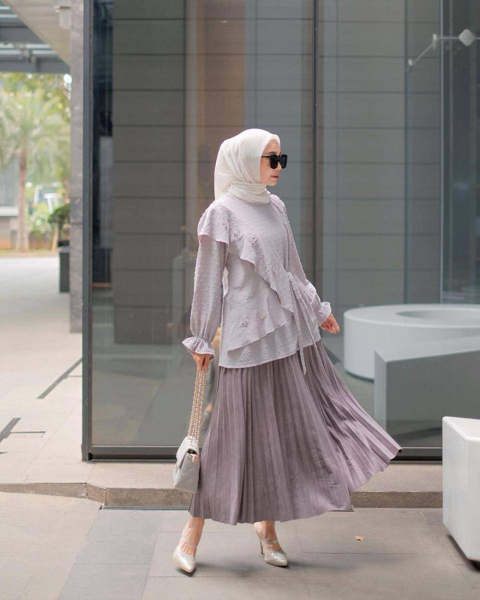 OOTD kondangan rok plisket (instagram.com/uwiemariska)