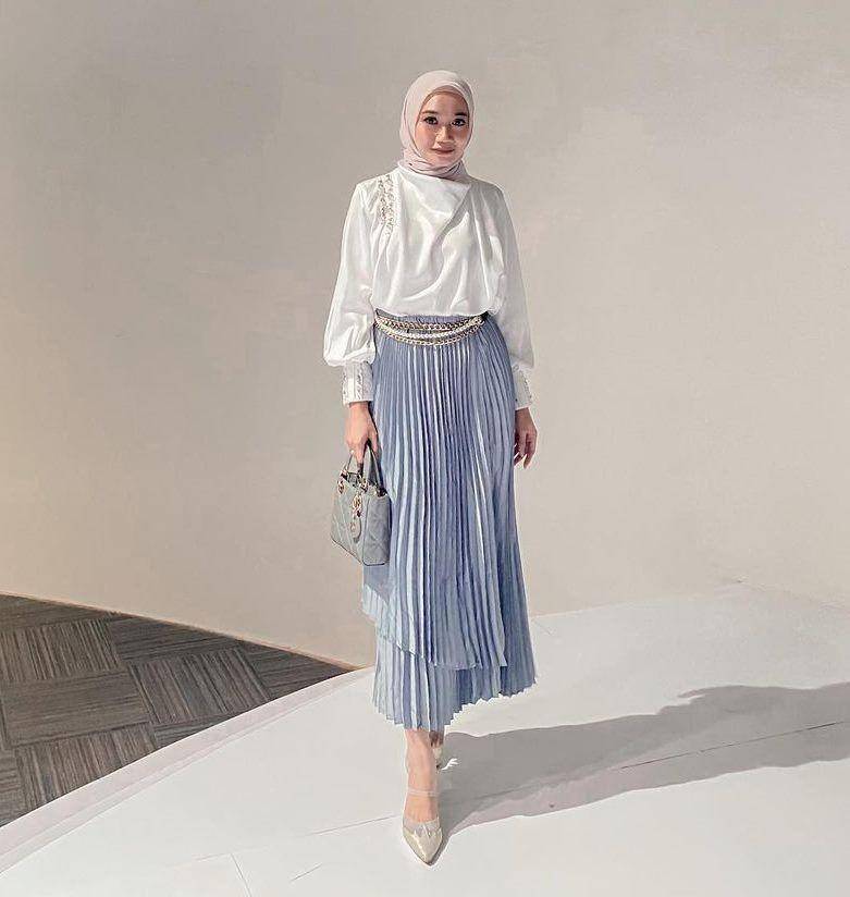 OOTD kondangan rok plisket (instagram.com/uwiemariska)