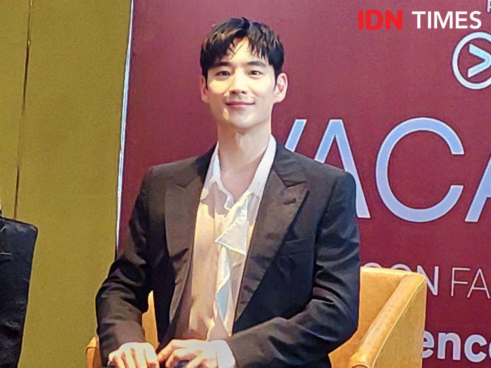 Lee Je Hoon di press conference fanmeet, pada Minggu (19/3/2023), di Hotel Pullman Central Park Jakarta. (IDN Times/Erfah Nanda)