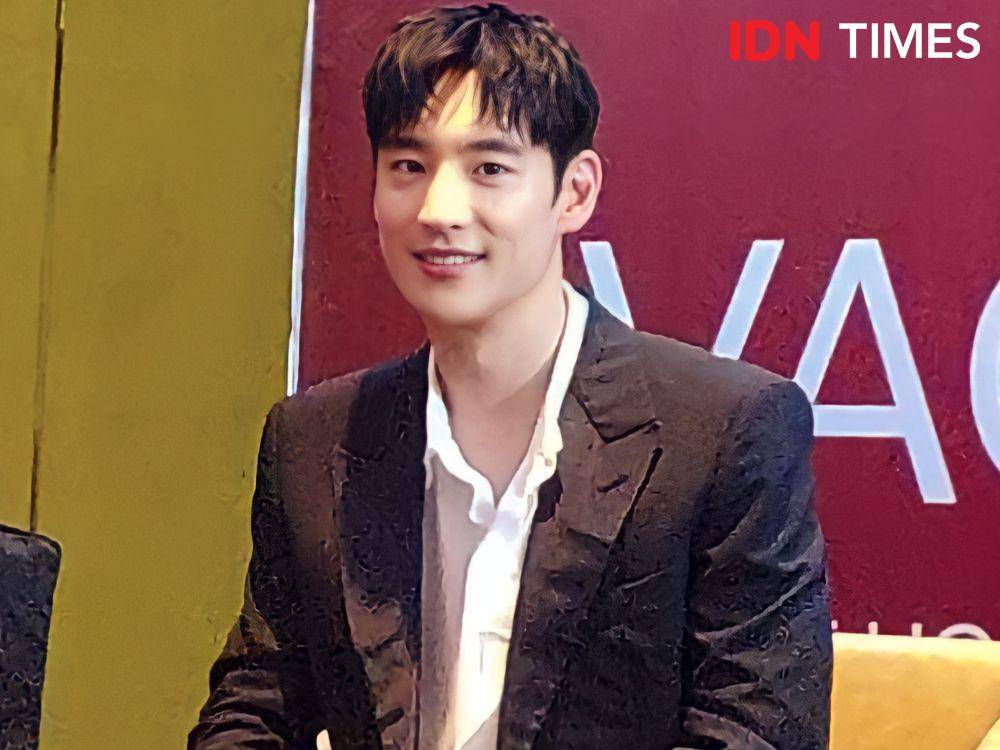 Lee Je Hoon di press conference fanmeet, pada Minggu (19/3/2023), di Hotel Pullman Central Park Jakarta. (IDN Times/Erfah Nanda)