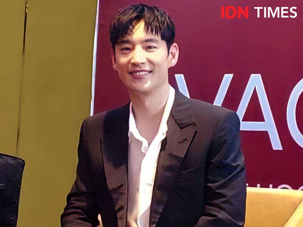 Lee Je Hoon di press conference fanmeet, pada Minggu (19/3/2023), di Hotel Pullman Central Park Jakarta. (IDN Times/Erfah Nanda)