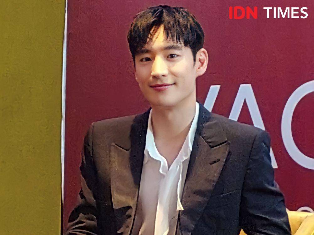 Lee Je Hoon di press conference fanmeet, pada Minggu (19/3/2023), di Hotel Pullman Central Park Jakarta. (IDN Times/Erfah Nanda)