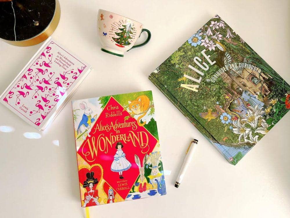 buku Alice Adventures in Wonderland (instagram.com/moyou_ink)