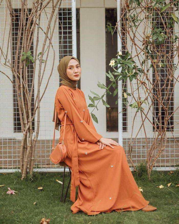 Style kondangan oranye (instagram.com/inasrana)