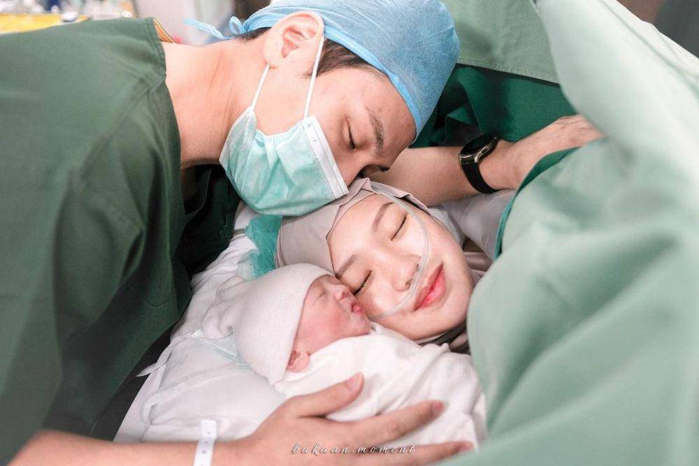 potret keluarga artis (Bukaan Moment via instagram.com/juliaprt7)