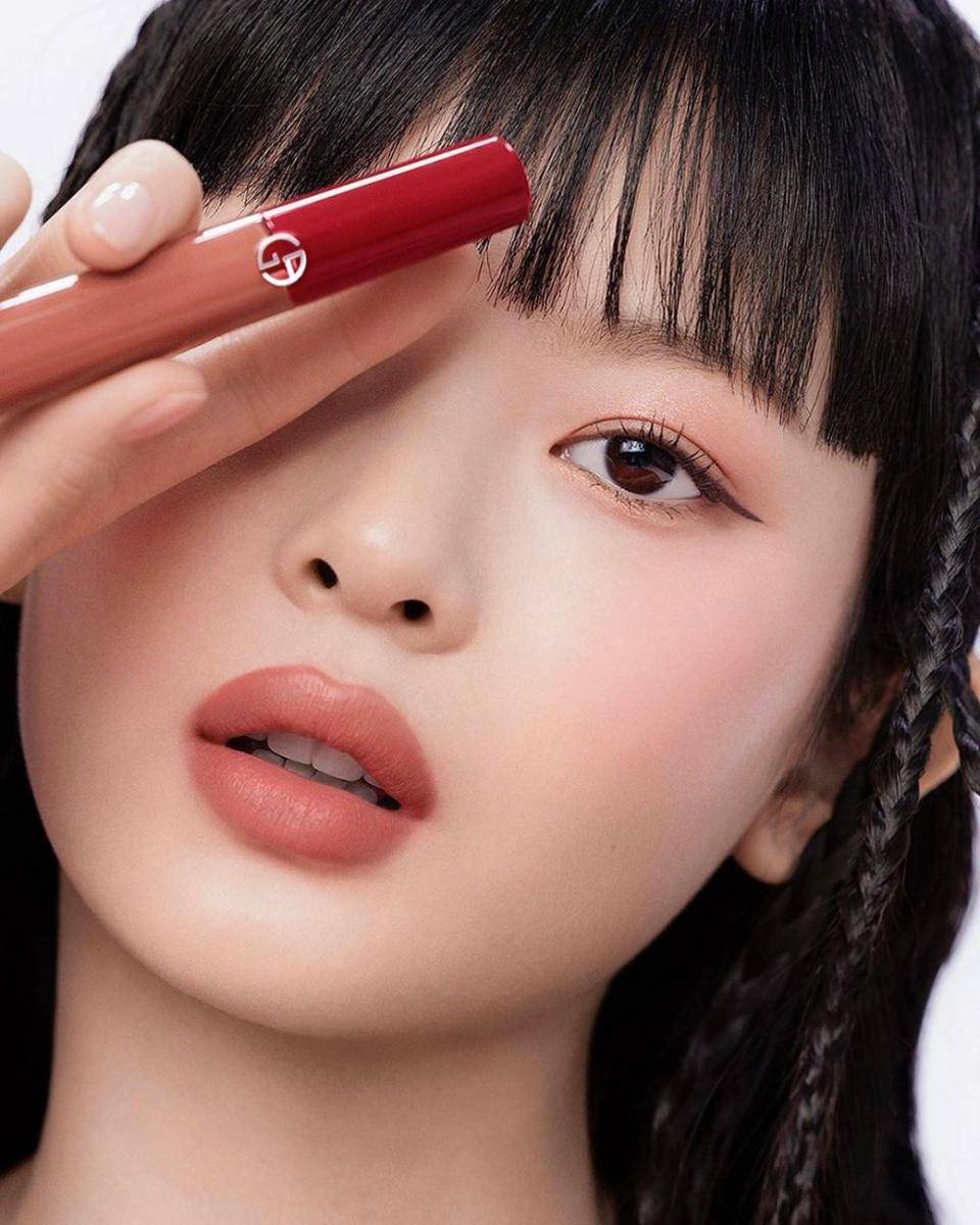 potret Hanni sebagai brand ambassador Armani Beauty (instagram.com/armanibeauty)