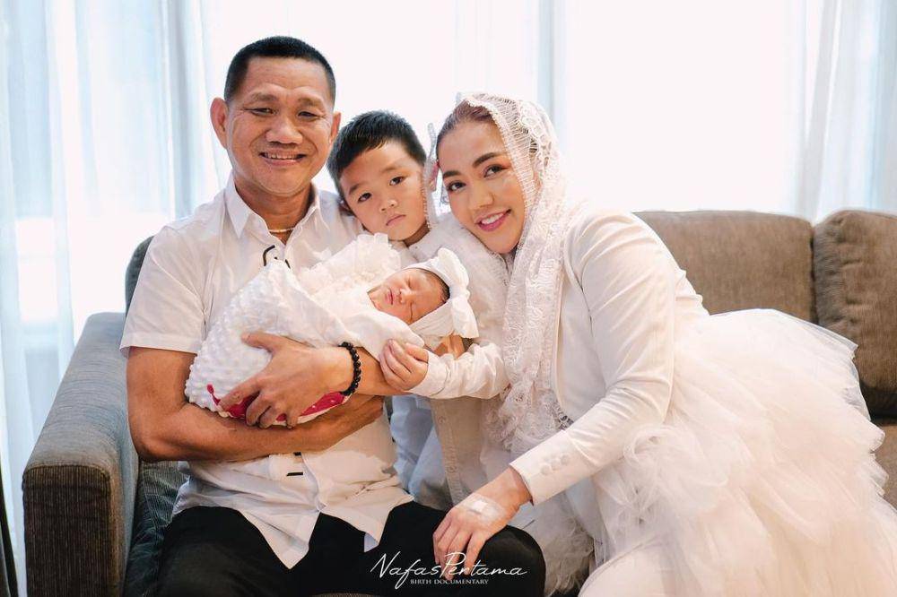 potret keluarga artis (Nafas Pertama via instagram.com/bellashofie_rigan)