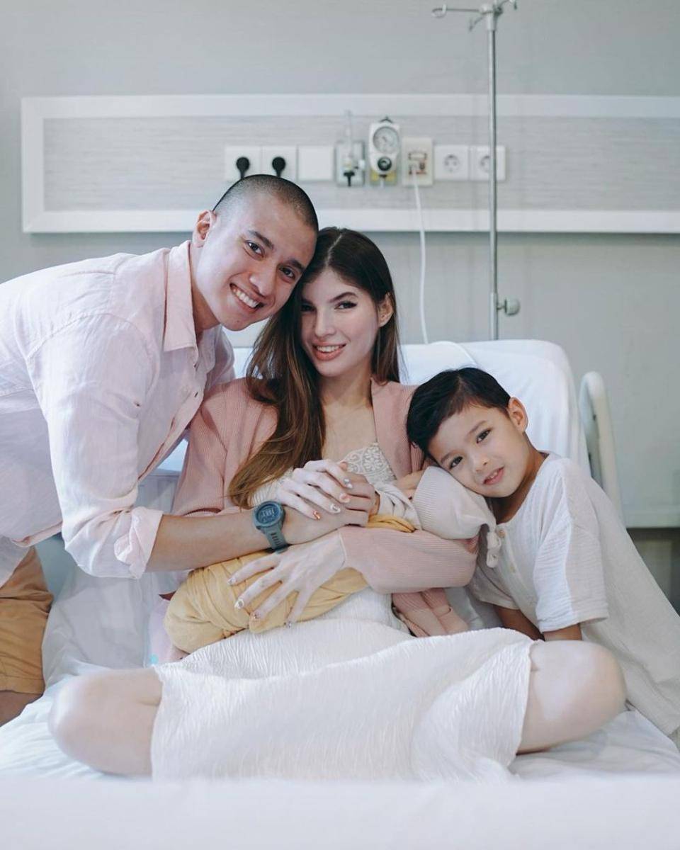 potret keluarga artis (Story Your Birth via instagram.com/mikailapatritz)