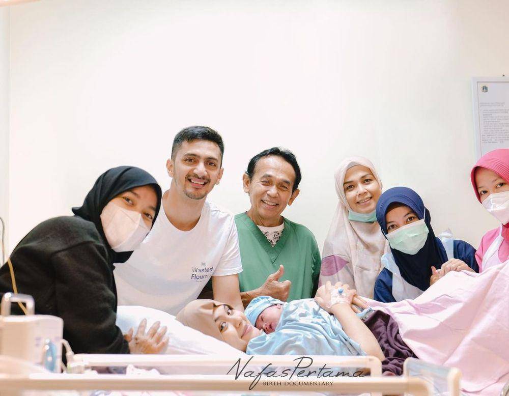 potret keluarga artis (Nafas Pertama via instagram.com/vebbypalwinta)